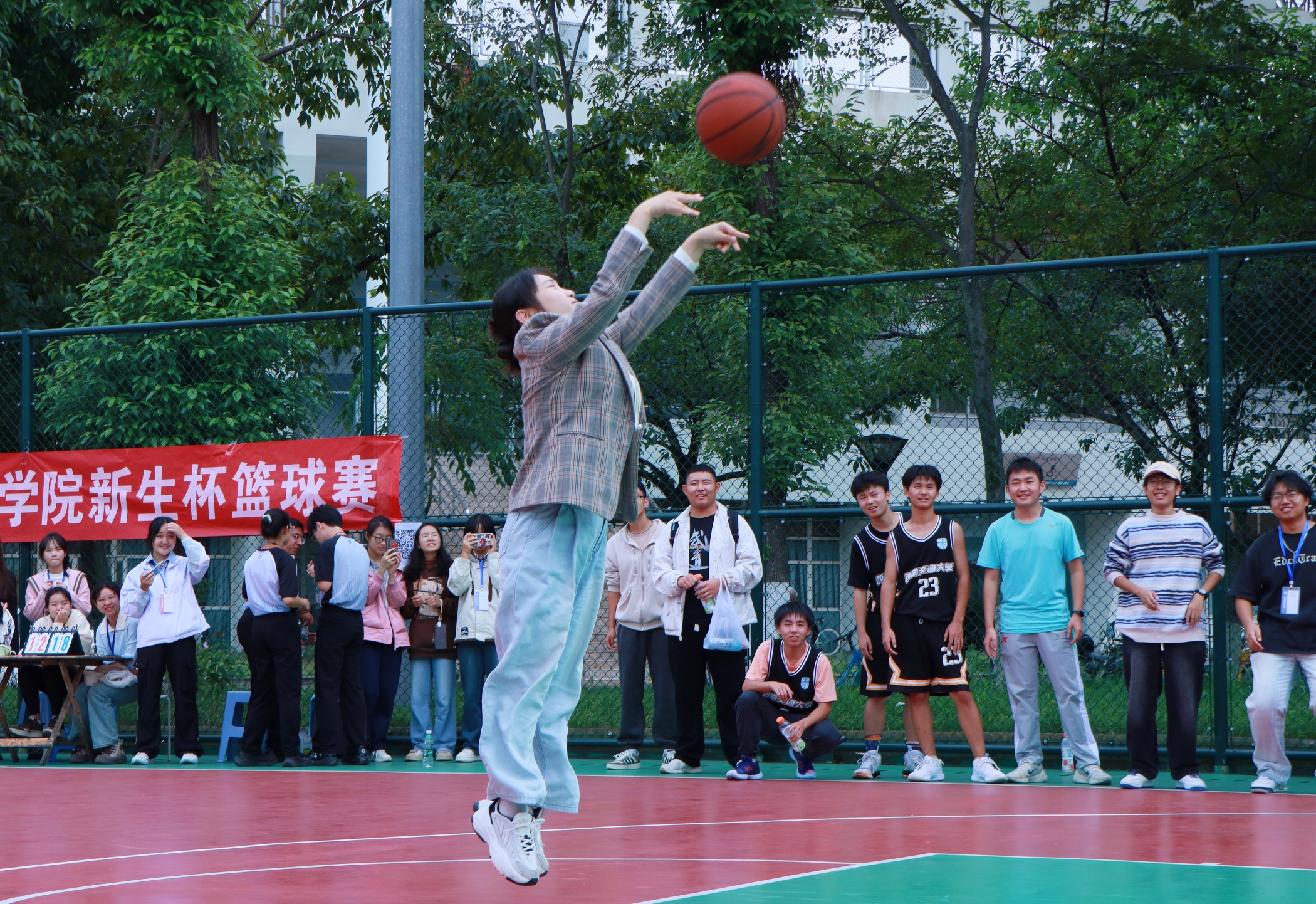 热衷篮球事业的年轻选手们将掀起一场热闹的比赛