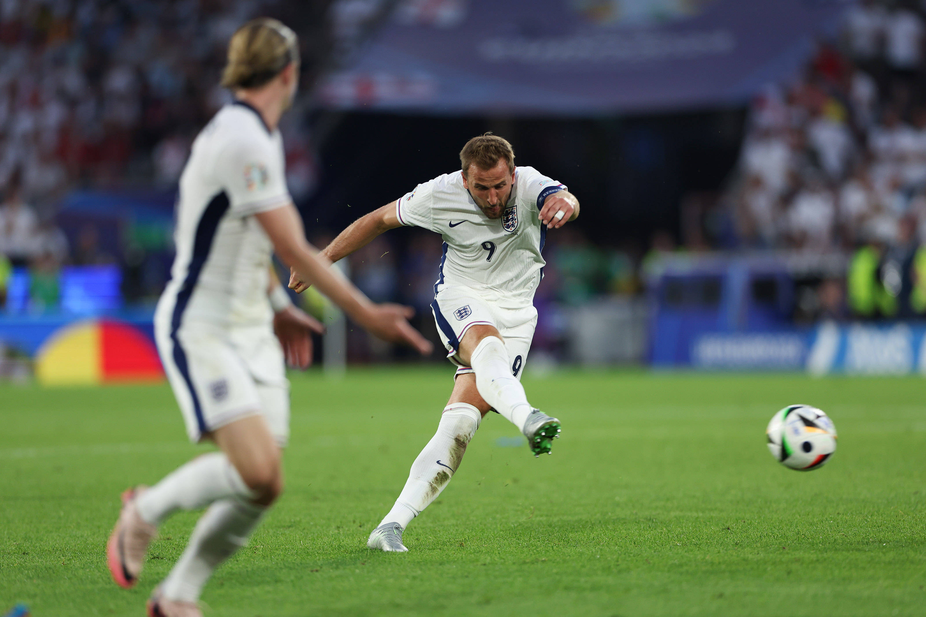 英格兰轻松战胜对手晋级欧锦赛