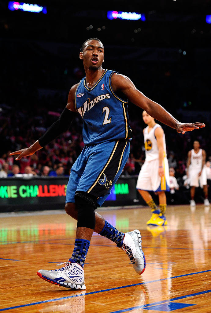 沃尔重回球场，奇才三分赢下马刺