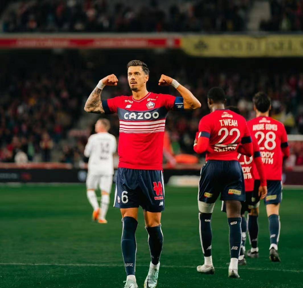 澳大利亚中场加盟法甲球队，吸引全球关注