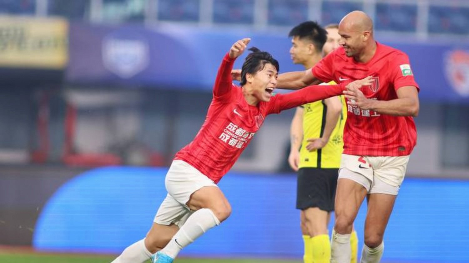 运动员受伤退出,队伍换上替补选手 运动员受伤退出,队伍换上替补选手