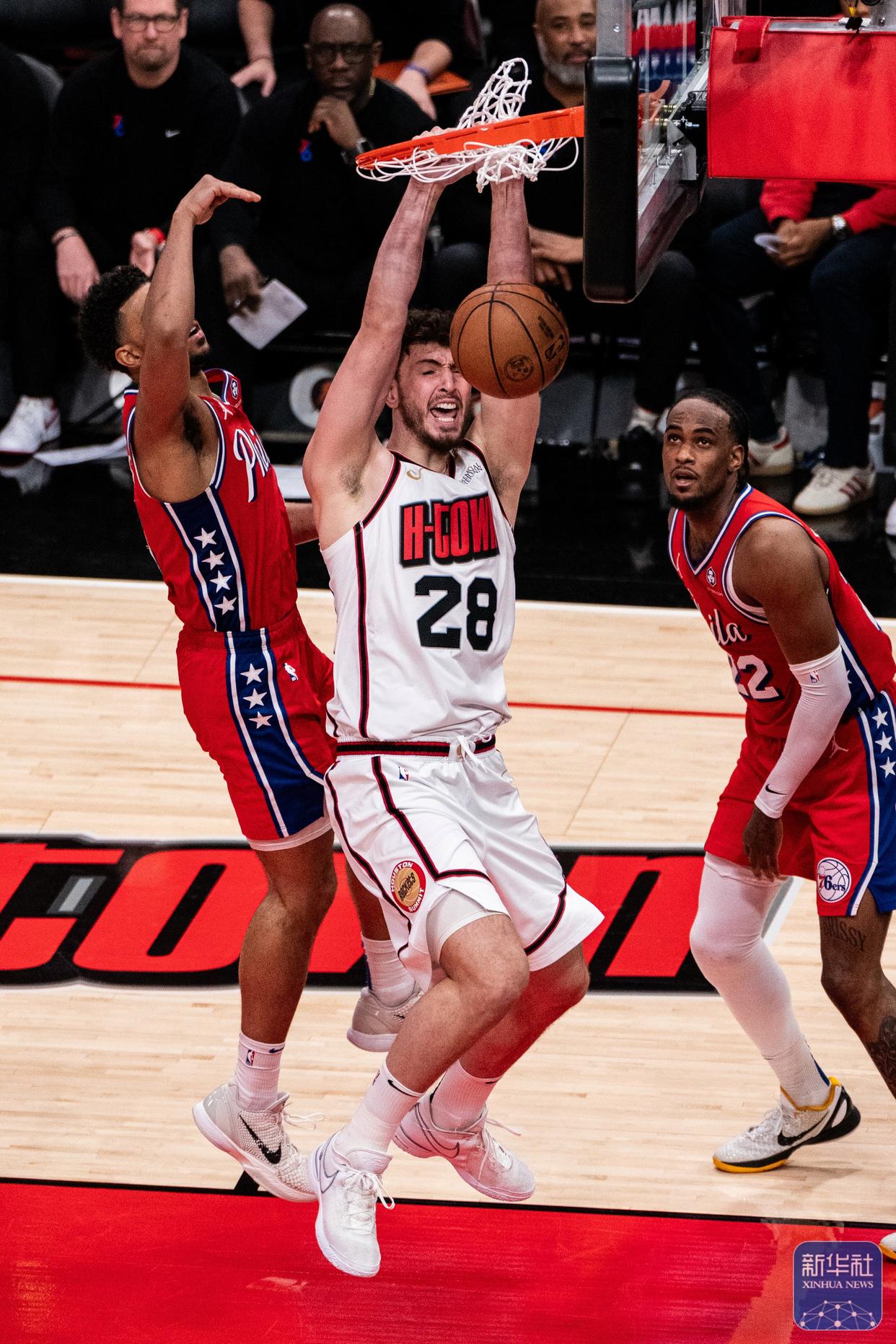 76人轻取立陶宛男篮，巴恩斯关键制胜