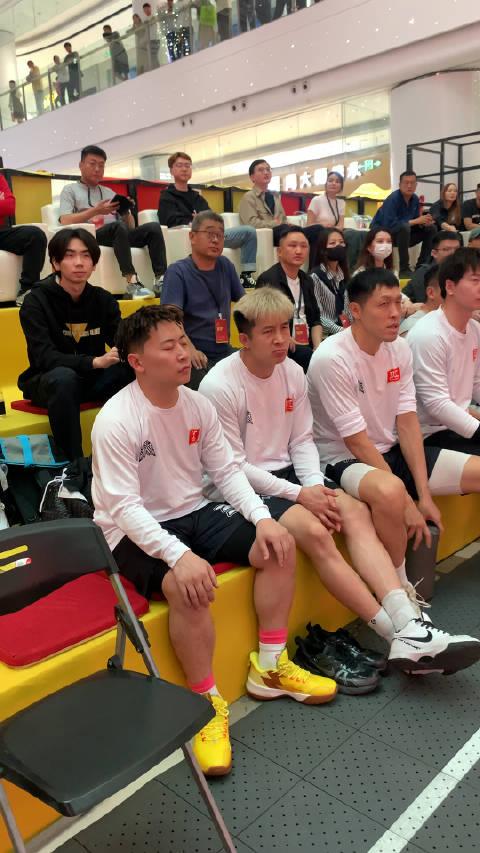 顶级对决!某队成功获胜领先全场 顶级对决!某队成功获胜领先全场